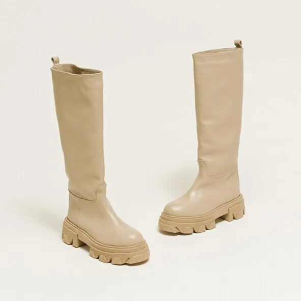 Boots with notched soles in beige grained leather