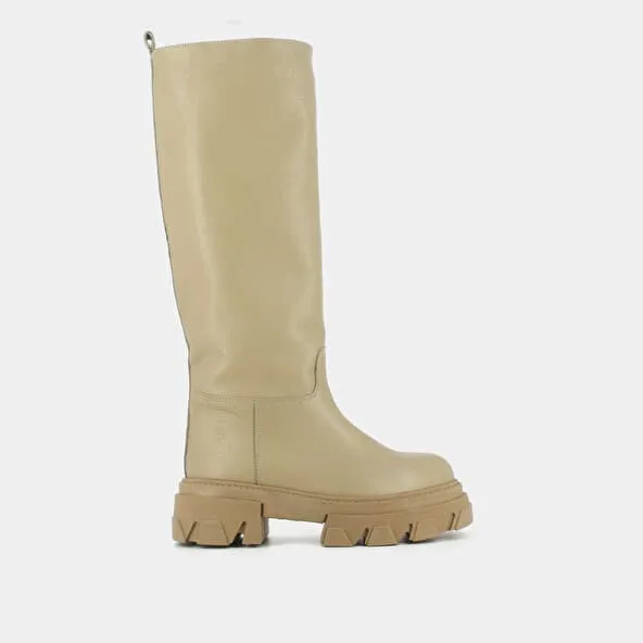 Boots with notched soles in beige grained leather