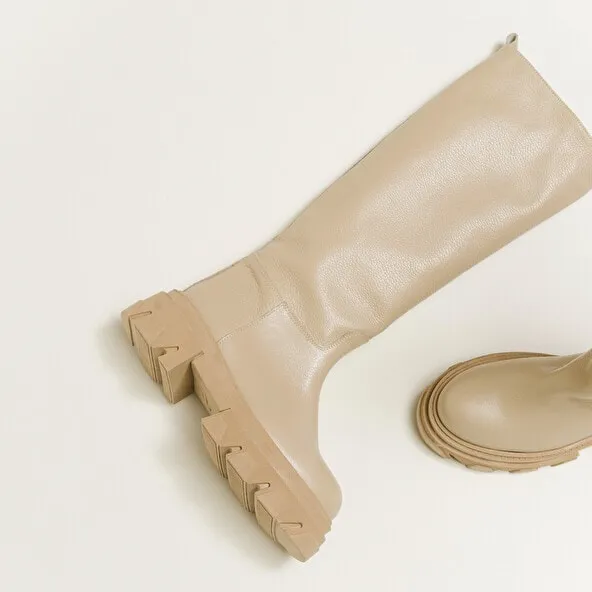 Boots with notched soles in beige grained leather