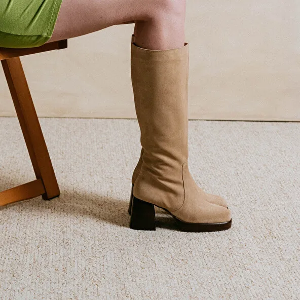 Platform boots in beige suede